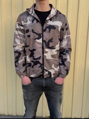 Camo vindjacka med huva - Säljer en sprillans ny woolrich liknande camo windbreaker för endast 249 kr. Jackan fungerar perfekt nu inför de kommande vädret och man kan även justera passformen på insidan. Har 4 olika storlekar, XS,S,M och L Hör av er vid minsta fundering.