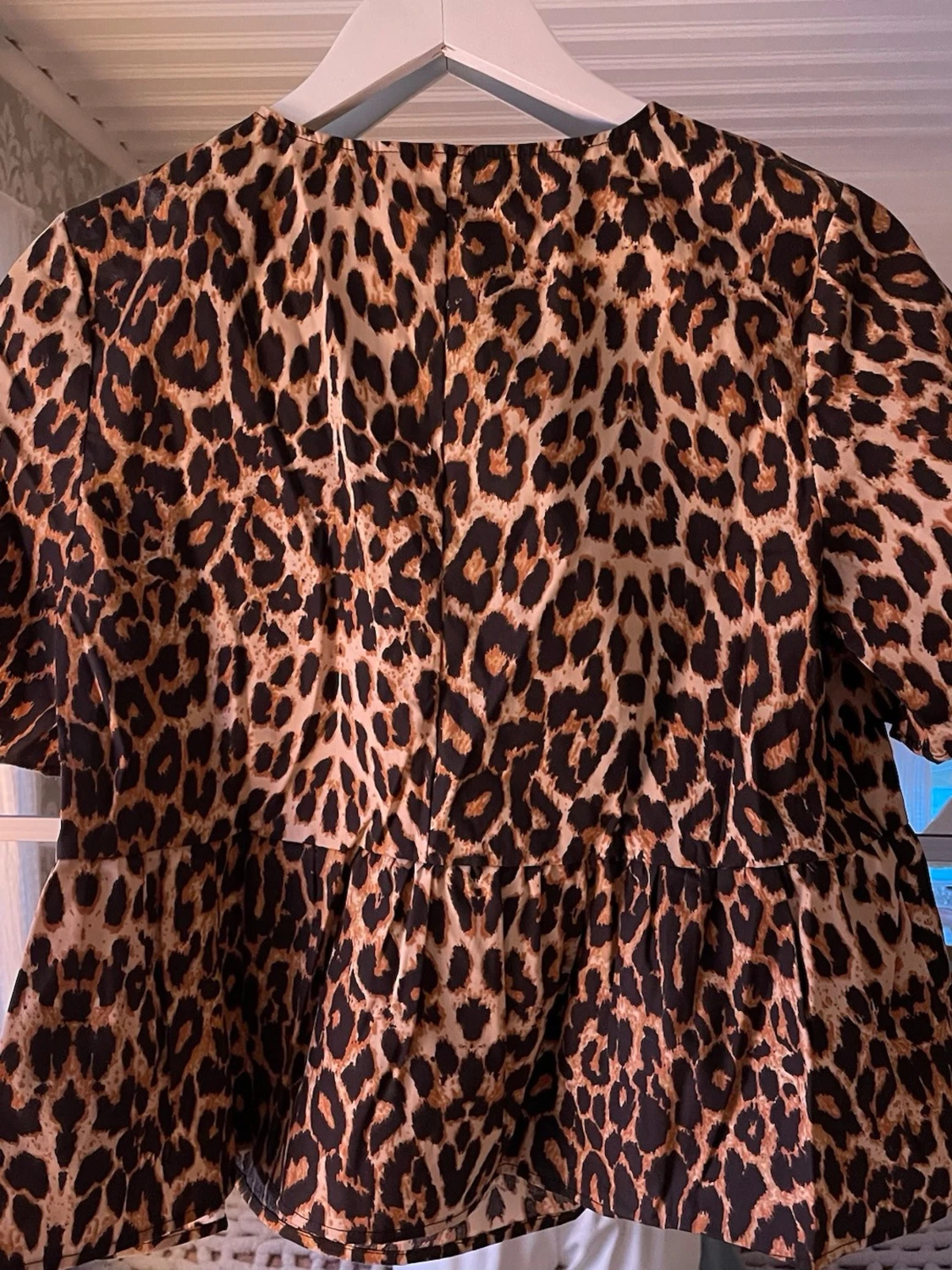 Leopardmönstrad blus med knyt - 1