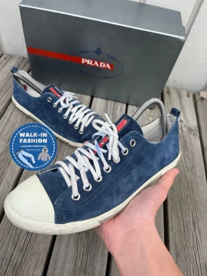 Prada skor - Tja! Säljer nu dessa sjukt snygga Prada skor perfekt för sommaren! Skick 8/10 riktigt bra, snörena lite missfärgade(se bild). Hör av er vid minsta lilla fundering!