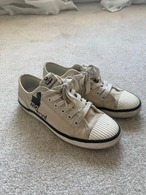 Beiga sneakers från Isabel Marant - Snygga beiga sneakers från Isabel Marant med svart logga på sidan och som jag tidigare köpt på Vinted och därför har jag inget kvitto och rengör skorna innan jag postar. Men hör gärna av om ni har några frågor.