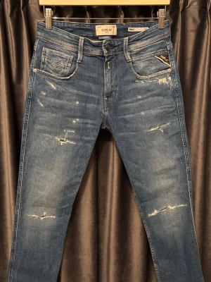 Replay anbass  - Replay anbass - skick 9,5/10, i stort sätt nyskick! - storlek 29/32, men de är uppsydda lite och passar därför 29/30 - midja: 37cm, längd: 91cm - otroligt snygga jeans med feta slitningar - hör av er vid frågor🙌