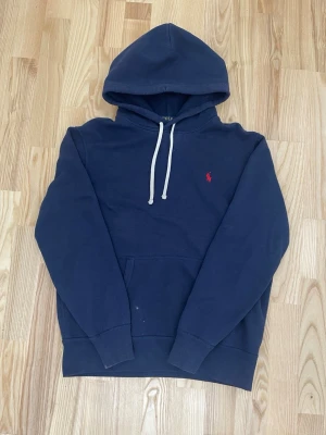 Ralph lauren tröja - Mörkblå Ralph lauren tröja - Storlek S - skicket är hyfsat bra några fläckar men kan nog gå bort i tvätten! - Hör av dig vid minsta fundering!