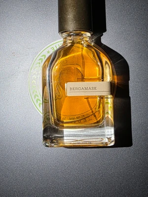 Orto parisi - Orto parisi bergamask, dags att sälja flera av mina parfymer då jag inte använder dom och sparar ihop pengar. Alla mina parfymer medföljer med orginal kartong och alla är äkta såklart, de är beställd online ifrån boozt och andra stora hemsidor, den är liten mer än hälften kvar av 50ml så de nog 40ml kvar, billigast på nätet 1600, mitt priss 1150