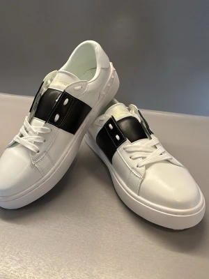 Valentino Garavani vita sneakers - Säljer mina Valentino Garavani skor. Helt nya, oanvända. Säljes pga att jag köpte fel storlek. 