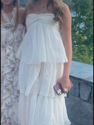 Bal klänning  - Fin bal klänning från Nelly, har använts en gång och ser den gärna användas på nytt. Inga slitage och ser ut som ny❤️🤗☀️pris kan diskuteras 