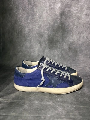 Golden goose sneakers  - Mycket fint skick | Size 42  | fraktar spårbart inom 24 timmar |  för att köpa klicka ” köp nu” | vid frågor skriv ett meddelande | inget medföljer 