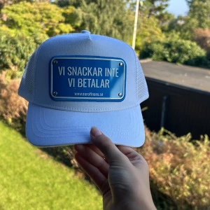 Snygg keps!!! - Tjusterbar, gör att vilken huvud typ som helst funkar för kepsen, clean keps, men också en keps som är trendig med en text på ” vi snackar inte vi betalar ”!