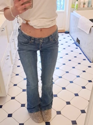 Low waist bootcut jeans från gina - Blåa low waist bootcut jeans från gina! I storlek 38 vilket motsvarar storlek S💕 Säljer pga att dem är lite för stora för mig, så bara använda ett fåtal gånger! hör av dig om du har frågor💕💕