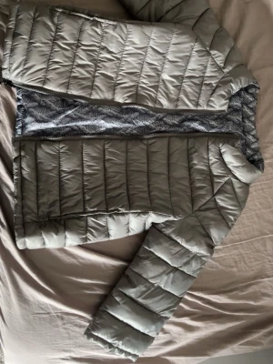 jacka - trekvart ärms jacka, har två olika insidor som kan vändas ut och in. Väl omhändertagen💕