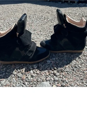 Isabel marant skor  - Lite använda. Endast skorna som ingår. Passar storlek 39,40,41 och har en väldigt bekväm sula.