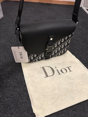 Medium saddle bag herr - Helt ny väska. Skicka meddelande vid frågor. Kolla även in mina andra annonser.