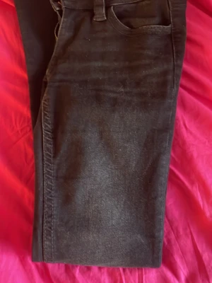 Lågmidjade jeans - De är uppsydda