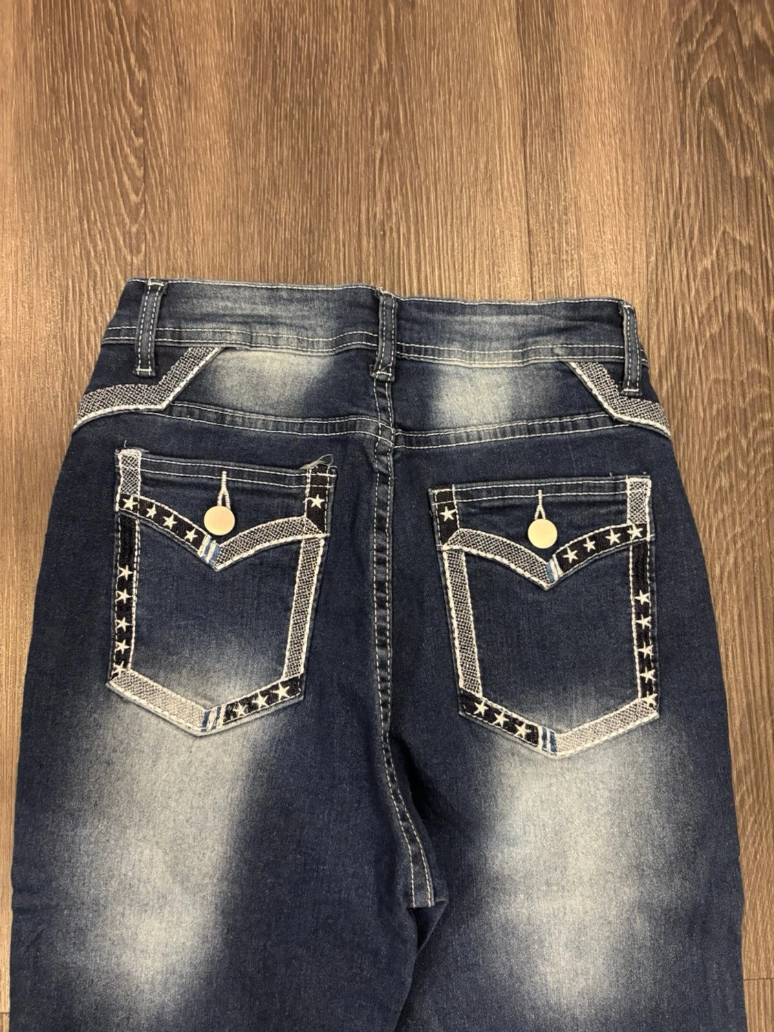 Blå bootcut jeans med stjärndetaljer