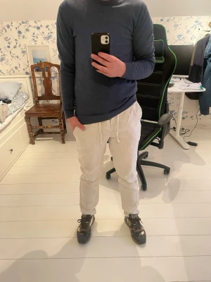 Beiga linnebyxor med dragsko Bondelid - Snygga beiga linnebyxor med avslappnad passform och dragsko i midjan. Byxorna har även sidofickor och en knappstängning upptill. Perfekta för en chill och stilren look under varmare dagar. Dom är i storlek 46 skulle säga att dom passar w 29 nypris 900 mitt pris 600