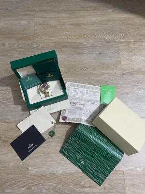 Rolle klocka i silver och guld - Säljer en lyxig Rolle  klocka med klassisk design. Klockan har en tvåfärgad länk i silver och guld samt rund urtavla. Kommer med originalbox, certifikat, manual och tillbehör. Perfekt accessoar för dig som gillar exklusiva detaljer.