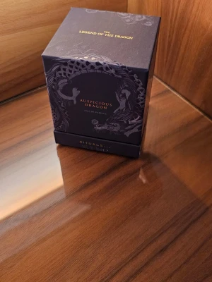 Rituals Auspicious Dragon - Helt ny!   Oöppnad kartong med den slutsålda limited edition Rituals Legend Of The Dragon, Auspicious dragon som inte finns att köpa på flera år nu.   Unisex doft, finns beskrivning på en av bilderna. 50ml, full size!