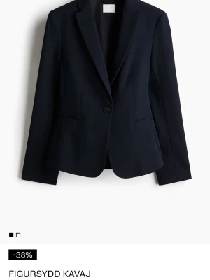 SÖKERRR -  Jag Söker denna kavaj från H&M i storlek XS funkar också artikelnummer på den är 0988242005 Priset kan diskuteras