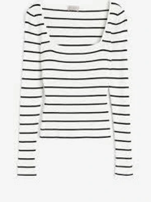 Vit och svart randig långärmad topp - Snygg långärmad topp med svart-vita ränder och bred, fyrkantig ringning. Toppen är croppad och har en slim passform som sitter tajt mot kroppen. ❣️