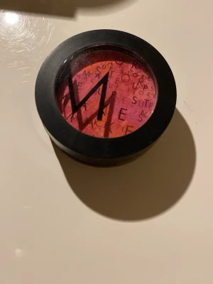 Marble Blush Rosso Verona - Snyggt marmorerat rouge från Make Up Store i nyansen Rosso Verona. Färgen är en mix av rosa och koralltoner som ger ett fräscht glow till kinderna. Kommer i en rund svart dosa med genomskinligt lock. Perfekt för att skapa en naturlig och fräsch look.