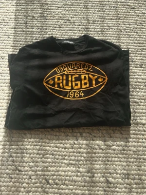 Dsquared2 T-Shirt - Säljer en Fet D2 T-Shirt, storlek 14Y vilket motsvara XS, hör av er vid funderingar 🏉✅