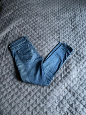 Replay Jeans - Säljer ett par blåa jeans från replay luz,  väldigt bra skick och medela gärna om ni har några frågor eller vill diskutera pris.