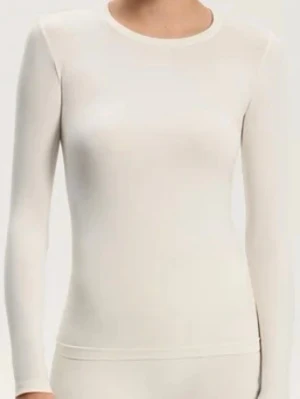 Vit långärmad ribbad topp - Säljer en stilren vit långärmad topp med rund hals och ribbad struktur. Toppen har en tight passform  Enkel och clean design utan synliga detaljer eller mönster.❣️