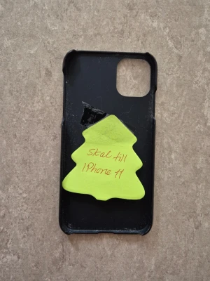 Mobilskal - Snyggt svart mobilskal till iPhone 11 från Ideal of Sweden. Skalet har en stilren design med matt finish och är gjort i ett tåligt material som skyddar mobilen. Perfekt för dig som vill ha ett enkelt men elegant skal till din lur.