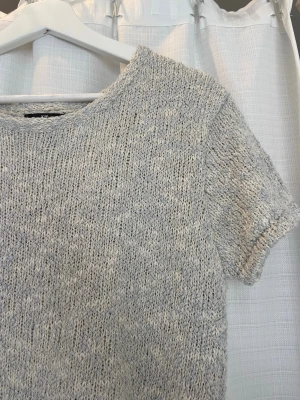 Glittrig/shimrig silver virkad t-shirt - Virkad t-shirt som är shimrig/glittrig. TVEKA INTE OM FRÅGOR!🌼🌸