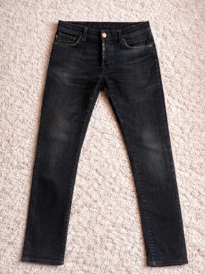 Tramarossa Leonardo - Säljer ett par stilrena jeans från Tramarossa. Väldigt hög kvalitet och snygg passform. Fint skick överlag med snygg wash Två små saker att notera: En knapp sitter lite löst (går enkelt att fixa) Mindre slitage/defekt i skrevet Annars i bra skick. Storlek: 32 Passform: Leonardo Slim Pris kan diskuteras vid snabb affär. Bara att skriva vid frågor eller fler bilder!