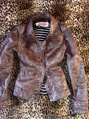 Vintage skinnjacka  - Jättesnygg vintage figursydd skinnjacka köpt på second hand! Perfekt till våren. Säljer eftersom den är för liten för mig, jag skulle säga att den passar xs :)