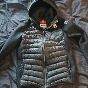 Parajumper cardigan  - Hej säljer min Parajumper jacka som är i storlek YL. Passar för dom som har xs eller s säljer pga att den är förliten ny pris ligger runt 3000 pris kan diskuteras inga oseriösa köparep