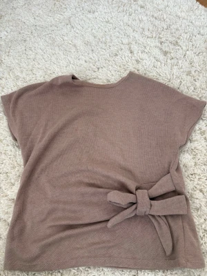 Beige topp med knyt från Zara - Snygg beige topp från Zara med rosett som ej säljs längre!🎀Endast använd fåtal gånger så som ny!!