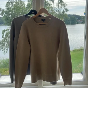 Beige stickad tröja från Uniqlo - Säljer en stilren beige stickad tröja från Uniqlo. Tröjan har rund halsringning, ribbade muddar och är tillverkad i ett mjukt stickat material. Perfekt för lager på lager och enkel att matcha med olika outfits.