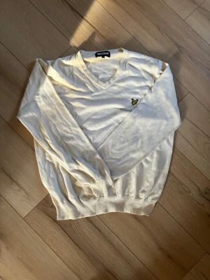 Vit stickad tröja från Lyle & Scott - Stickad tröja från Lyle & Scott perfekt för en grish stil den är i storlek L