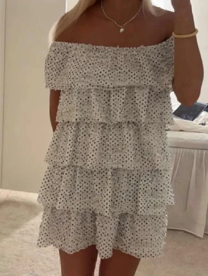 Prickig sommarklänning - Så fin prickig sommarklänning i storlek S men passar XS❤️från Zara