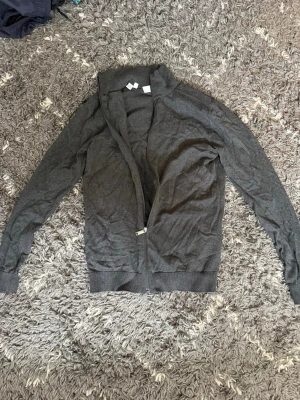 Full zip sweatshirt selected home - Snygg tröja i mycket bra skick. Nypris 600kr