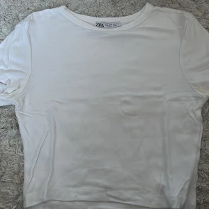 2-pack korta basic t-shirts från Zara - Två stycken korta tshirts från zara. Den vita har små gula fläckar på ärmen. Priset gäller båda tröjorna. Kan gå ner i pris💕