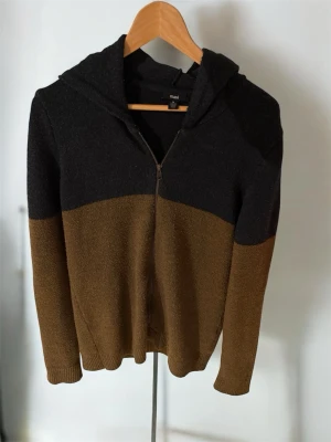 Kashmir hoddie  - Säljer denna eftertraktade Kashmir inspirerade hoddien som är i fint skick. Nypris ligger på runt 1300kr och storlek är M. Skriv vid frågor!