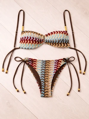 Boho bikini - Y2K - Unik virkad bikini i blått, brunt, beige och vinrött med vågigt mönster. Både överdel och underdel har tunna bruna knytband med små pärlor. Perfekt för sommarens strandhäng! bikini, bikini set, boho bikini, brun bikini, mönstrad bikini, bikini S, dam bikini, Y2K, y2k bikini, boho style, retro, vintage, 90s, 2000s, sommar, strand, badkläder, beachwear, semester, trendig, cute, string bikini, triangle bikini, bikini, bikinisæt, prikket bikini, brun bikini, bikini str. S, damebikini, Y2K, 