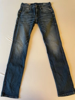  Jeans från Replay - Säljer ett par klassiska blå Anbass jeans från Replay med raka ben och fem fickor. Nypris 1600. 