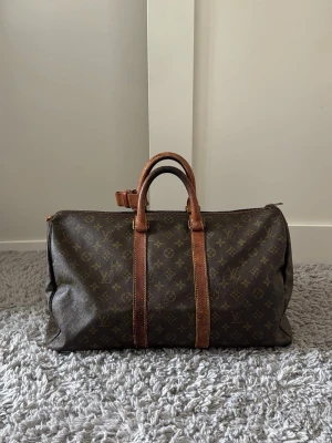 Louis Vuitton Keepall 45 - Lv Keepall 45, Vintage skick, Retail 26000kr, Tveka inte på att skicka ett meddelande vid frågor eller liknande🤝