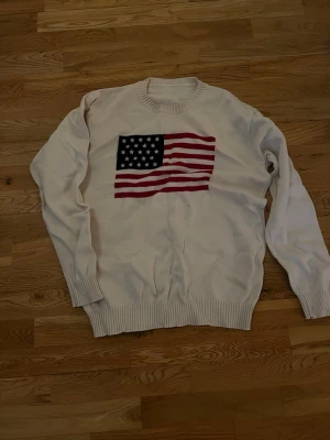 Brandy melville - Selger genser fordi jeg ikke bruker den lenger💗 den er fra brandy meleville. Betaling gjennom Plick eller Vipps, kjøperen betaler frakt selv