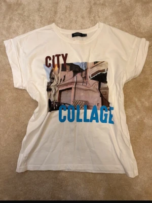 Snygg t-shirt m. Tryck - Aldrig använd. Storlek L men sitter bra som oversized på mig som oftast har S