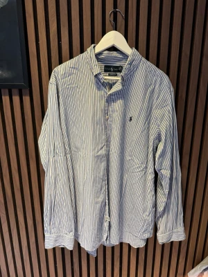 Ralph Lauren skjorta - Skicket är väldigt bra och den är i storlek Xl men passar mindre som L och M. Kontakta gärna vid frågor🙌