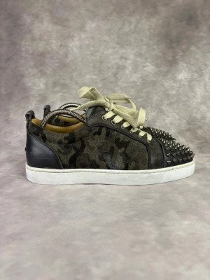 Christian Louboutin Camouflage Skor - Stl 40 - Riktigt feta Christian Louboutin Skor i camouflage tema/färg, perfekt till våren och sommaren! 😮‍💨🏖️ | Mycket bra skick: 9,4/10, Inga defekter  | Storlek: 40 | Ingår: Endast Skorna, köpbekräftelse finns från Vestaire Collective | Nypris: Ca 8000kr | Självklart äkta. | Hör av dig vid frågor // Galgen 🫡