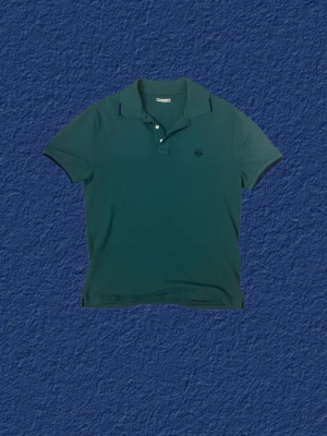 Jacob Cohën Piké - Tjena! Grön piké från de italienska märket Jacob Cohën. Sjukt fin passform med väldigt skönt tyg. Size: S. Skick: 5/5. Hör av er vid frågor och funderingar! /Mvh, Morëtti Co.