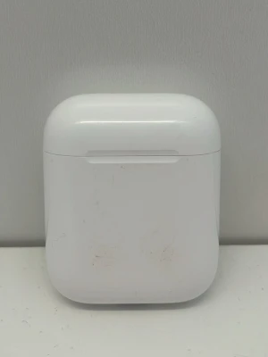 Apple AirPods med laddningsetui - Säljer ett par trådlösa Apple AirPods med vitt laddningsetui. Hörlurarna har en stilren och minimalistisk design i blank plast och passar perfekt för musik, samtal och poddar. Smidig förvaring och laddning i det kompakta etuiet. Och dom är äkta om någon undrar. (Också rengjorda)💭🎧