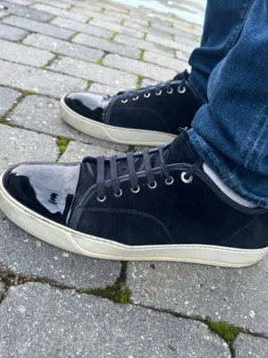 Lanvin Cap Toe - Marinblå (Box ingår!) - Exklusiva Lanvin dbb1 i mörkblå mocka. Sjukt snygga! 🧵 Märke & Modell: Lanvin - Cap Toe 📏 Storlek: Uk11 (strl 45/46) 🧩 Material: Premium mocka & lackskinn ✅ Skick: 6/10 - Väl använda men med mycket liv kvar! Mocka & lack i fint skick. Finns spricka/mindre hål under sulan vid hälen på båda. Har använts så i ett år, läcker ej in vatten eller märks vid gång. Sulan använd, nött i hälen och ytliga repor i lacken. Inget av detta stör helhetsintrycket! Lanvin box medföljer vid köp. ‼️ Skickas snabbt ‼️