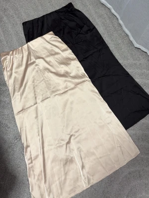 Satinkjolar, ner till ankeln. Med gummiresår i midjan.  - Kan köpas separat också. 