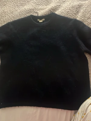 Mörkblå stickad tröja Gina Tricot - Mysig mörkblå stickad tröja från Gina Tricot. Klassisk rund halsringning och långa ärmar. Perfekt att matcha med jeans eller kjol för en enkel och snygg look.